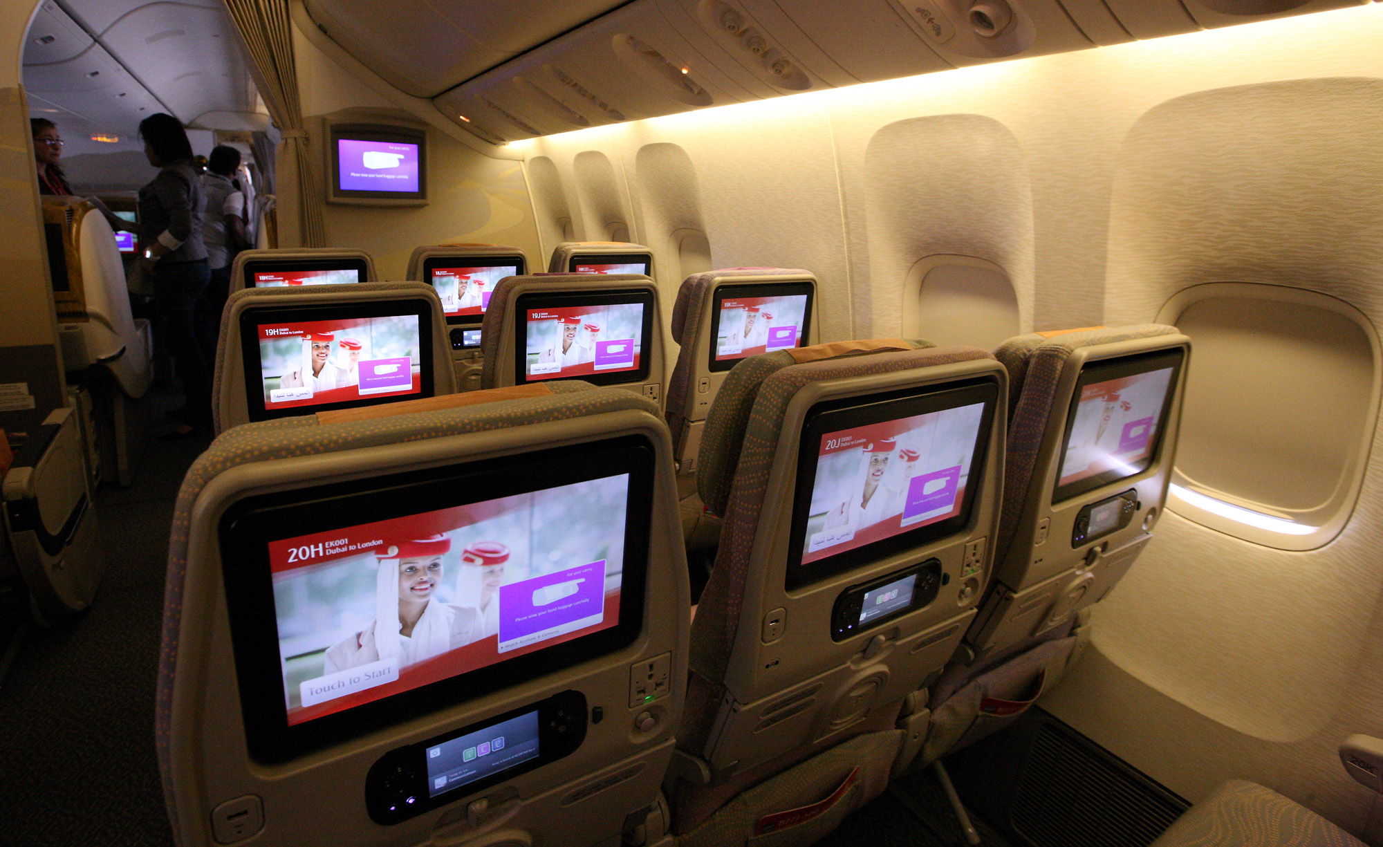 Существует ли телевизор. Самолет Emirates Боинг-777 внутри. Боинг 777 s7. Экран в самолете. Телевизор в самолете.