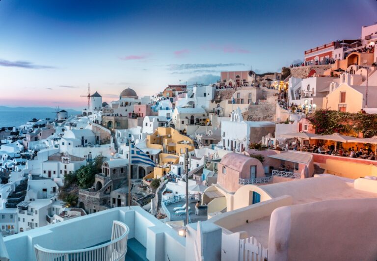 Best Luxury Resorts Greece Honeymoon Guide for Exclusive Romantic Escapes