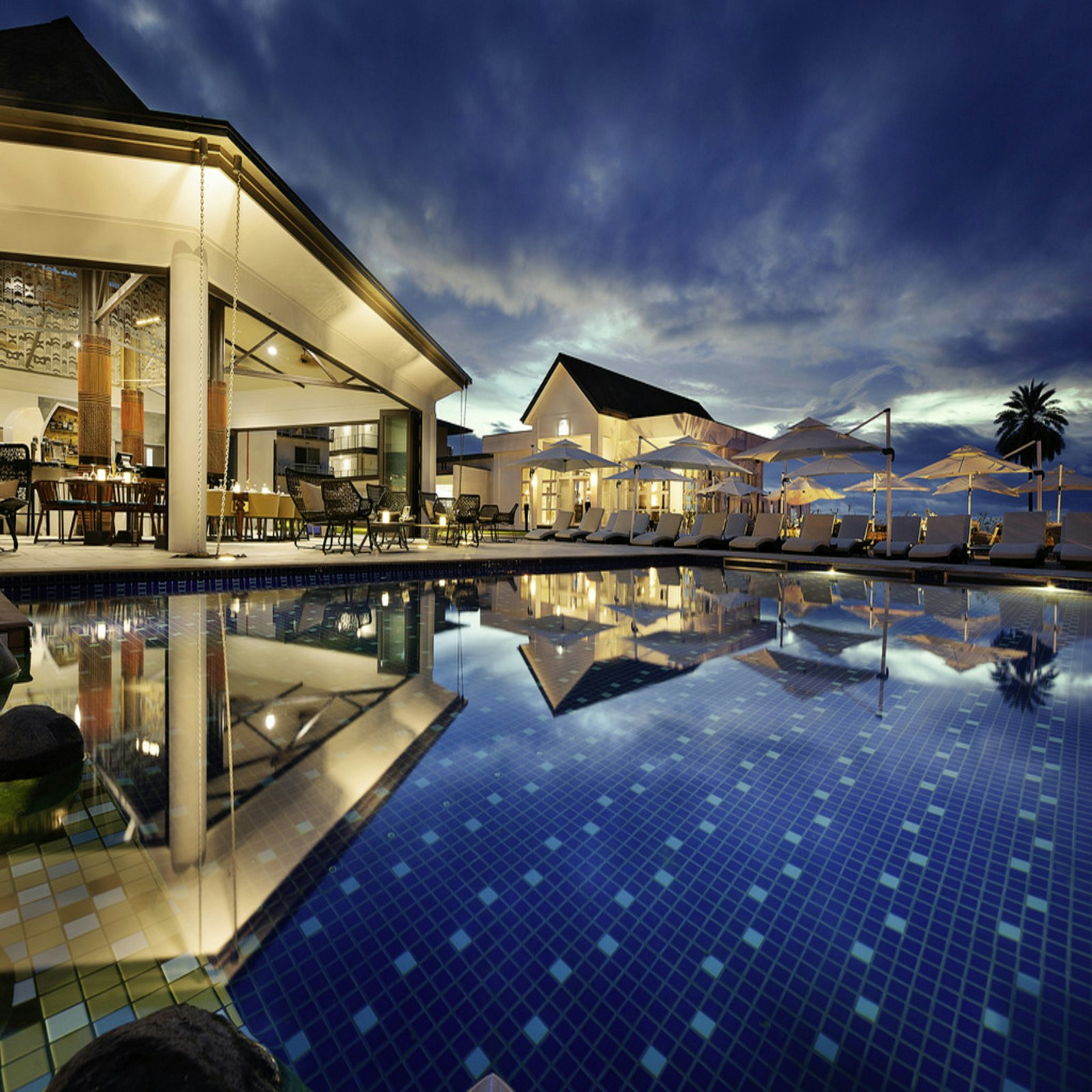 Luxury honeymoon all-inclusive resort with infinity pool overlooking the ocean